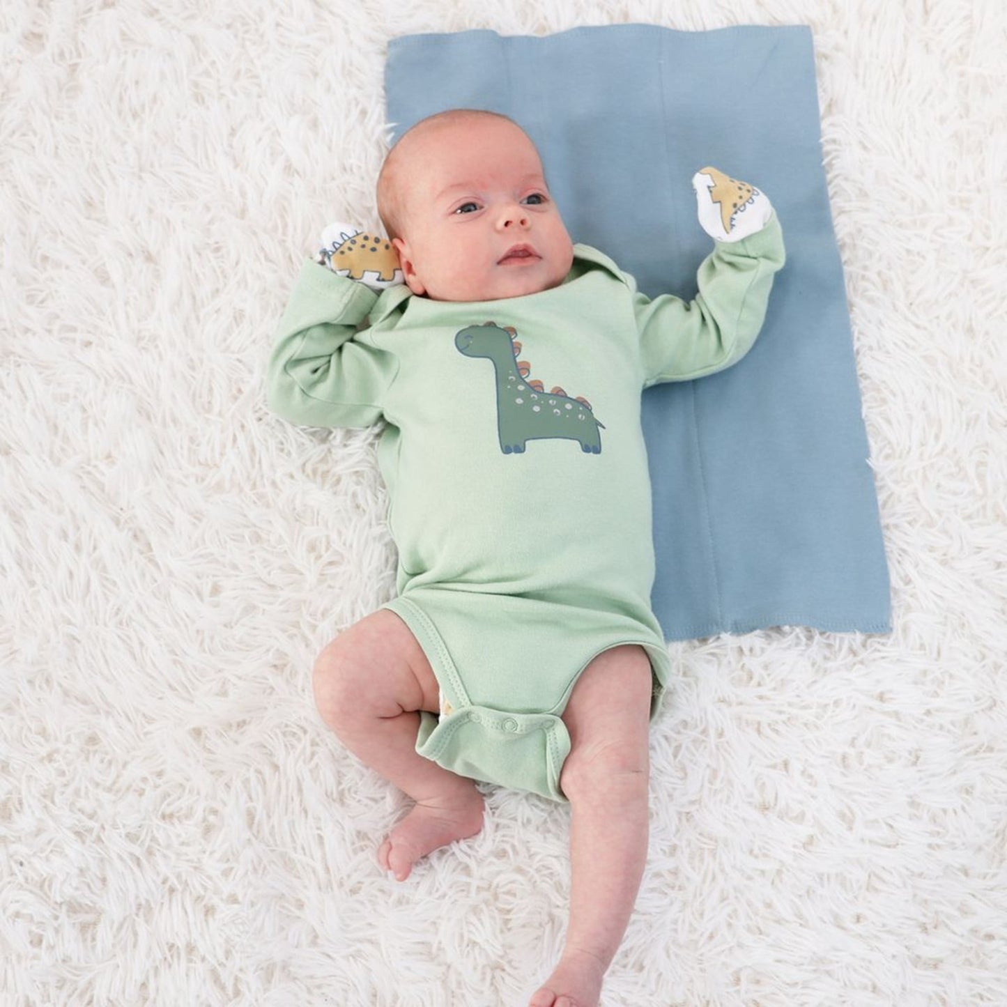 The Peanutshell Newborn Layette Gift Set for Baby Boys or Baby Girls, 23 Essential Pieces, Dino, 0-3 Months